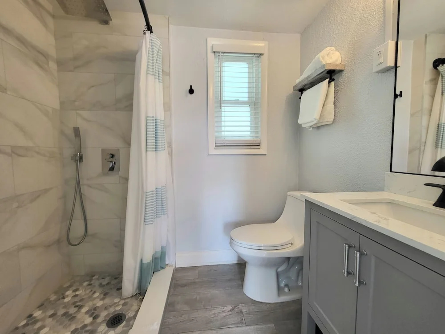 Barefoot Mailman Inn & Suites