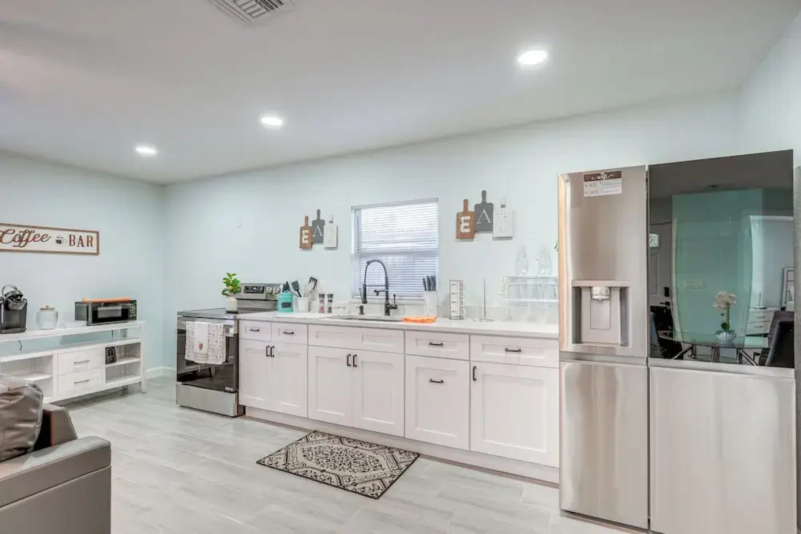 12 Mi to Dtwn Tampa: Vibrant Home w/ Outdoor Space