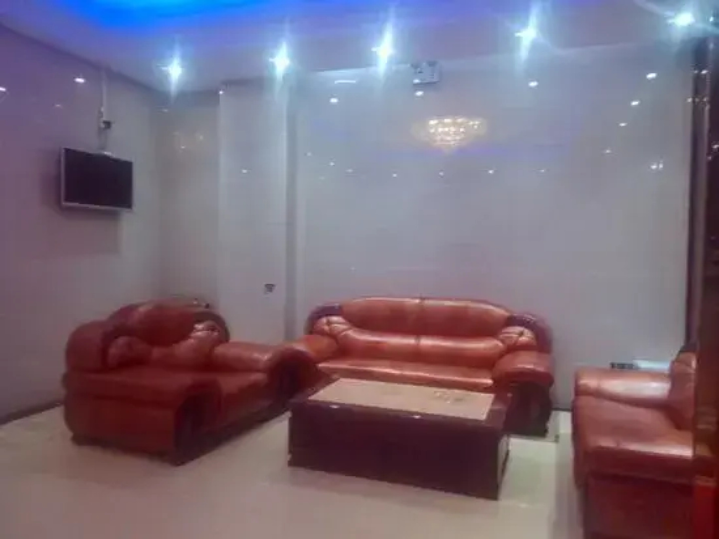 Lingao Huarui Business Hotel