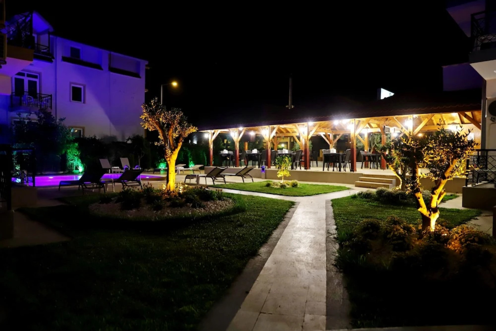 Akin Apart and Hotel