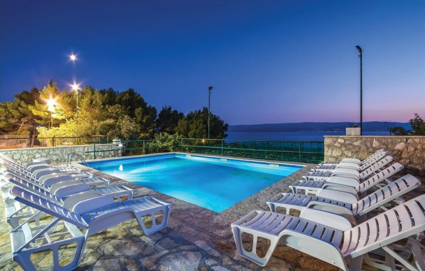 Awesome Home in Duce With Wifi and 9 Bedrooms