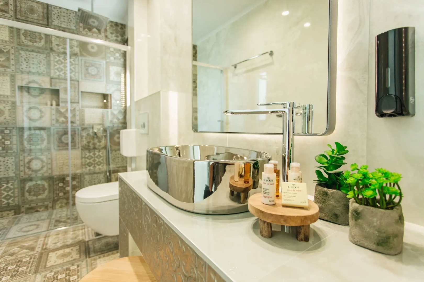 Blue Carpet Luxury Suites