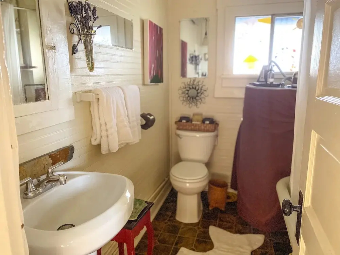 Upstairs at Thevictorian - Lush Walkable and Dog-friendly Retreat - Steps From Downtown Bellingham