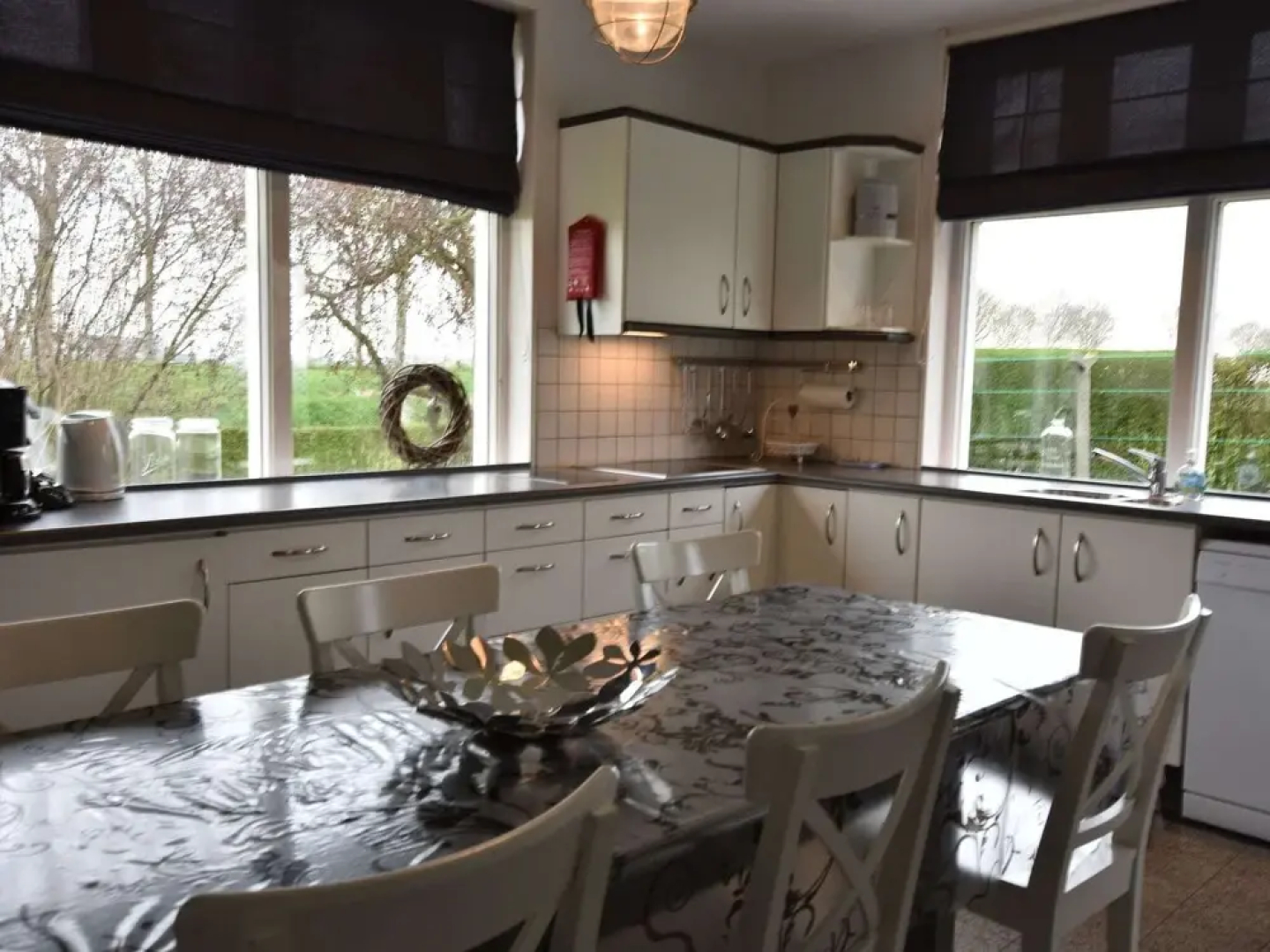 Spacious Farmhouse in Ijzendijke With Garden