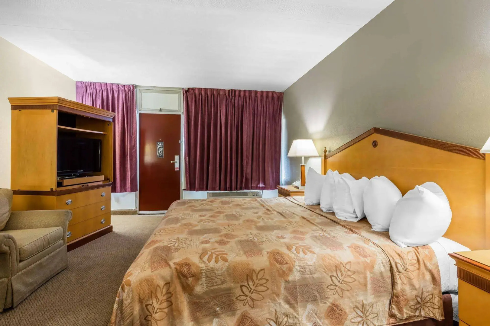 Econo Lodge Inn & Suites