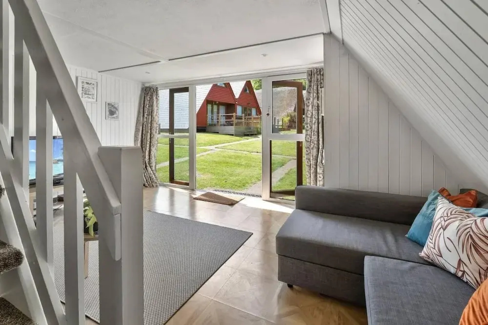 The Lookout, Sunny Beach Retreat, Sleeps 5 Guests