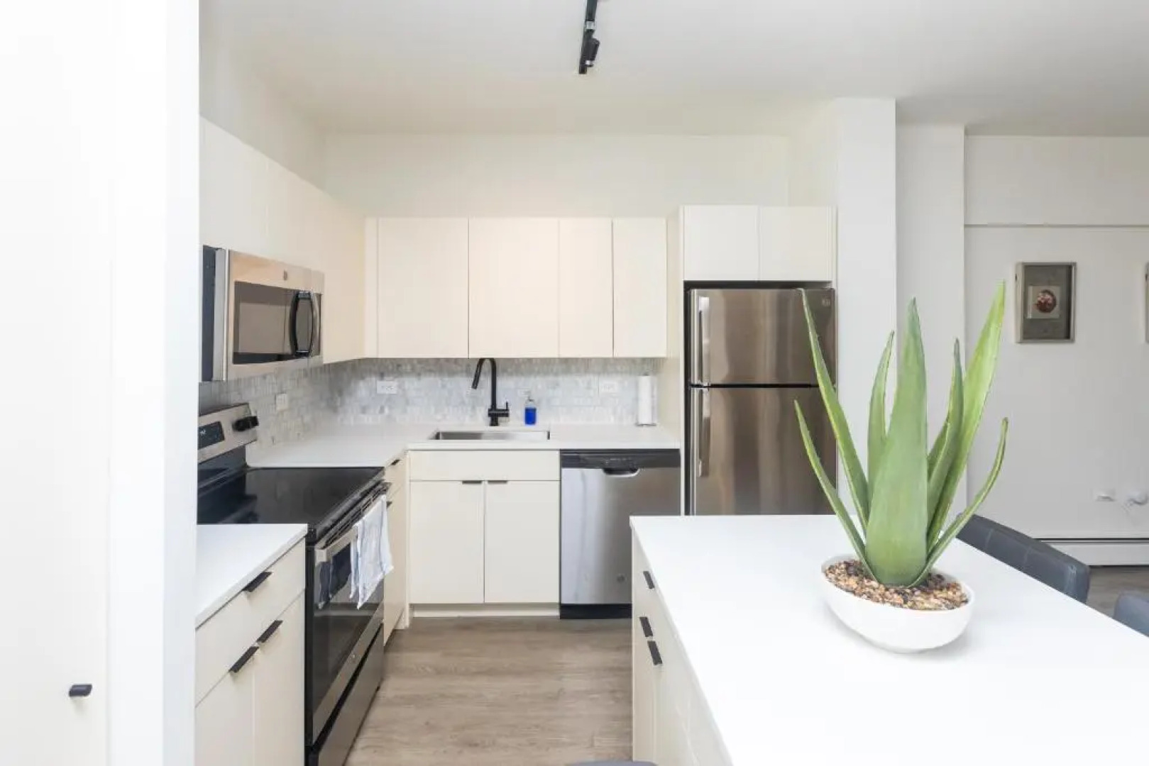 21 East - Chic DT Apts with Rooftop by Zencity