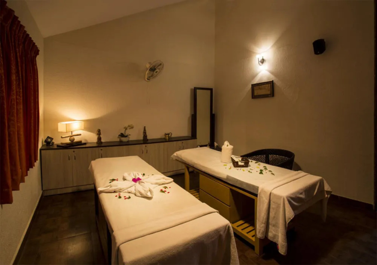 Confident Amoon - The Glamour Spa and Resort