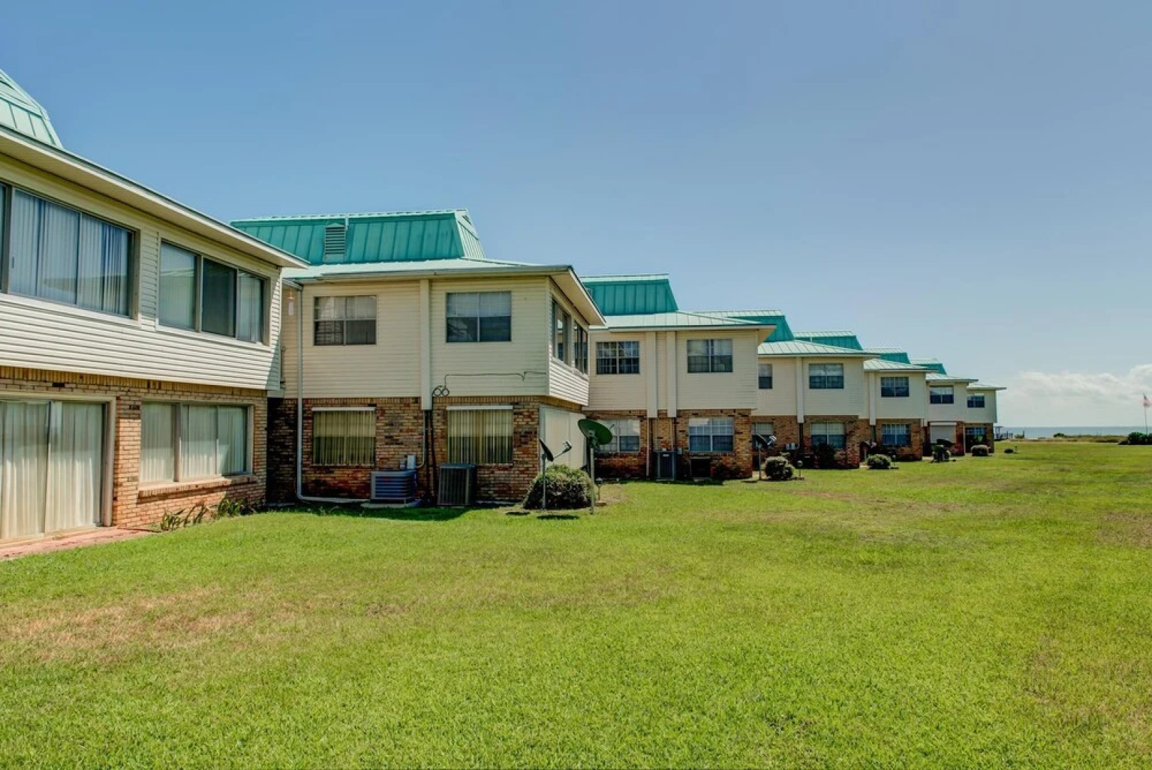 Bikinis & Martinis - Surf Club B12