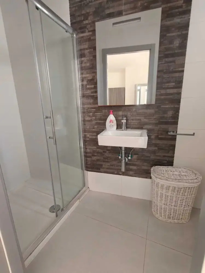 Twin Room with Laundry in Pembroke