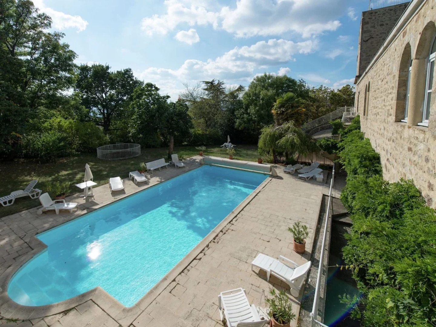 Lavish Apartment in Saint-clair With Balcony