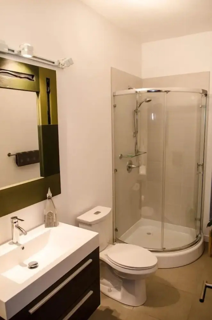 83mf - Lakeside - Hot Tub - Bbq - Dock - Sleeps 4 2 Bedroom Home by RedAwning