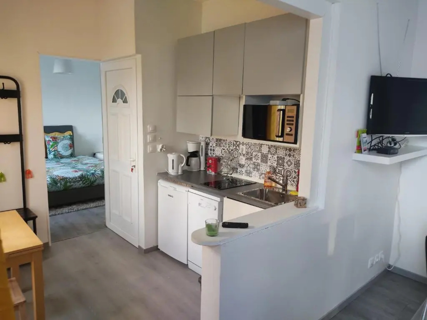 appartement individuelle refais a neuf,ds maison de maître,6 couchages dont un lit kingsize,cuisine avec lave vaisselle,rue privative pour se garer, accessibilité au jardin