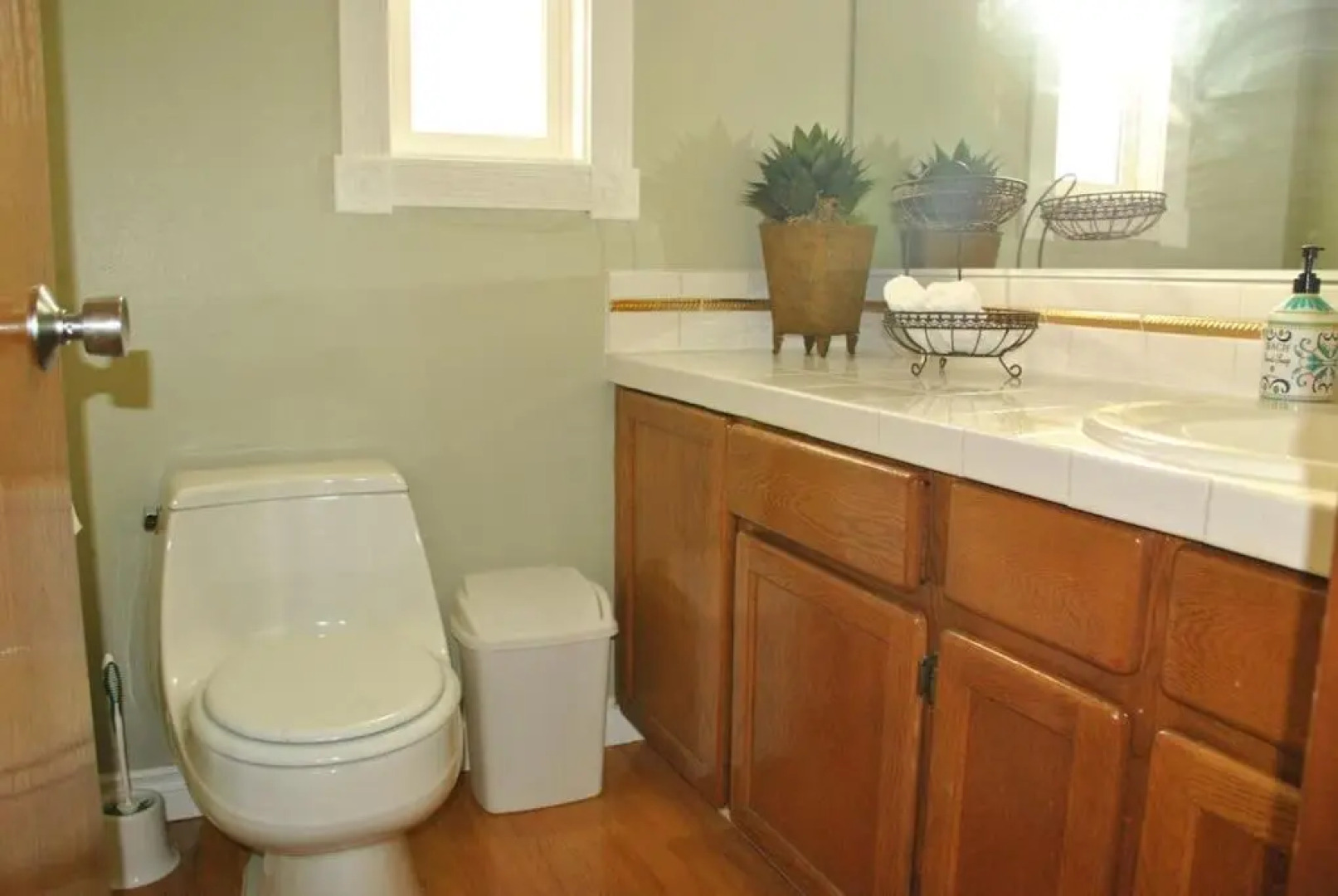 Huge Bdrms on main-Charming vacation home for 19