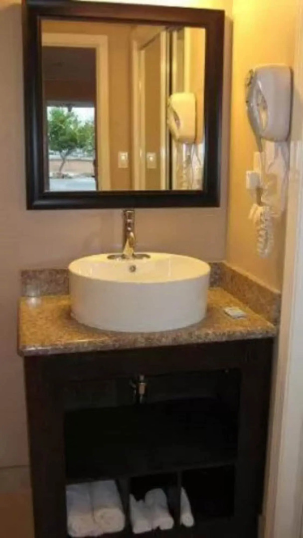 Solaire Inn & Suites