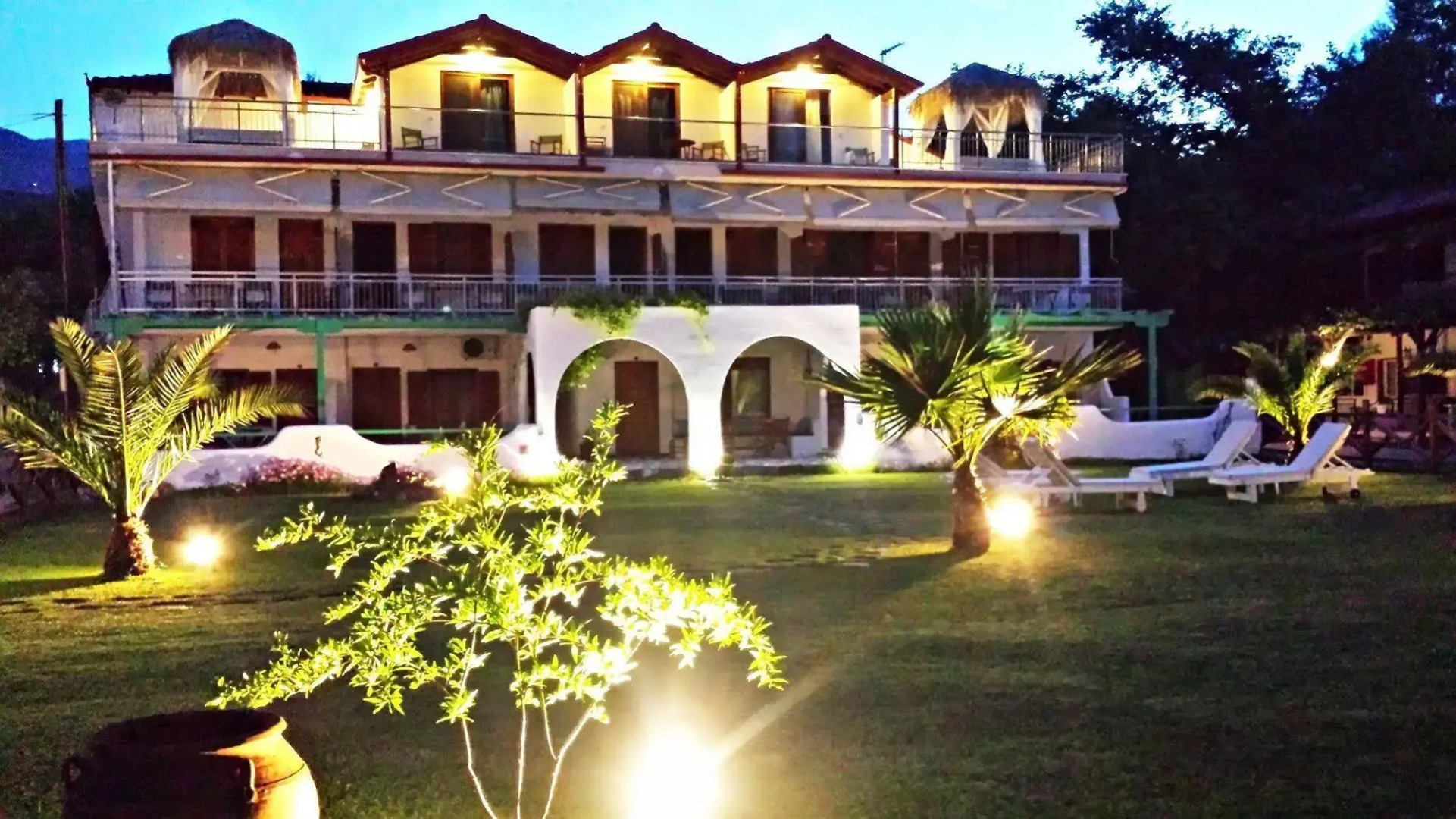 Studios & Apartments Efrosini