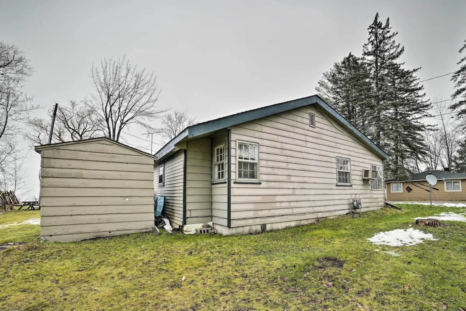 Cozy & Rustic Cottage With Houghton Lake Access!