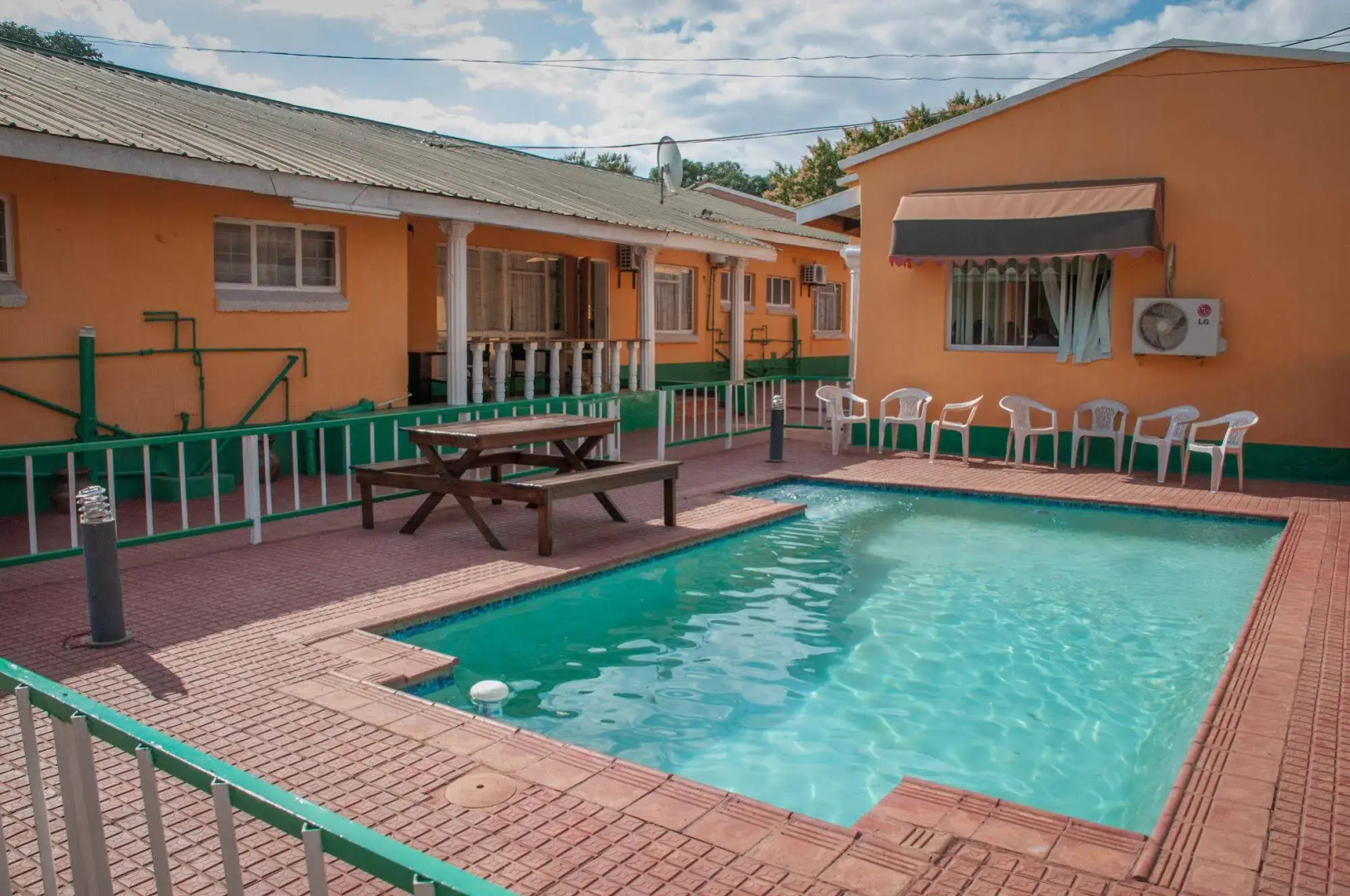 Woodlands Lodge & Tours