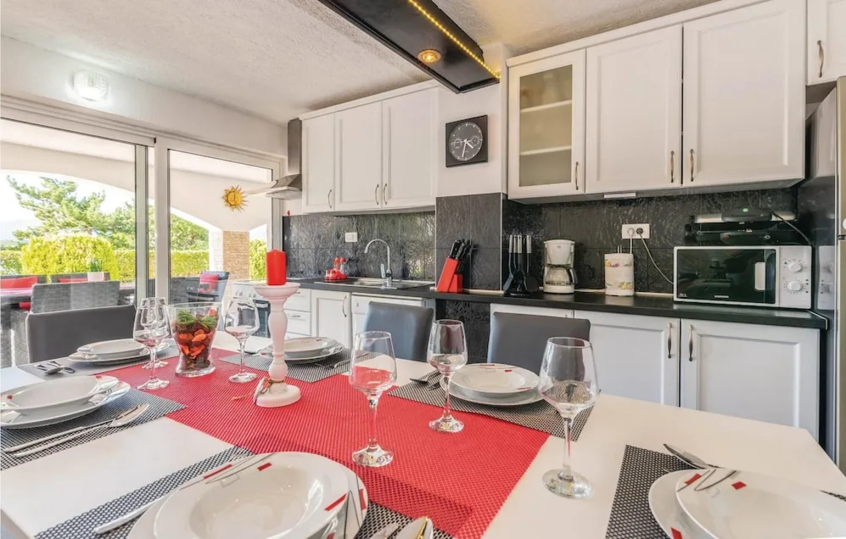 Amazing Home in Klimno With Wifi and 5 Bedrooms