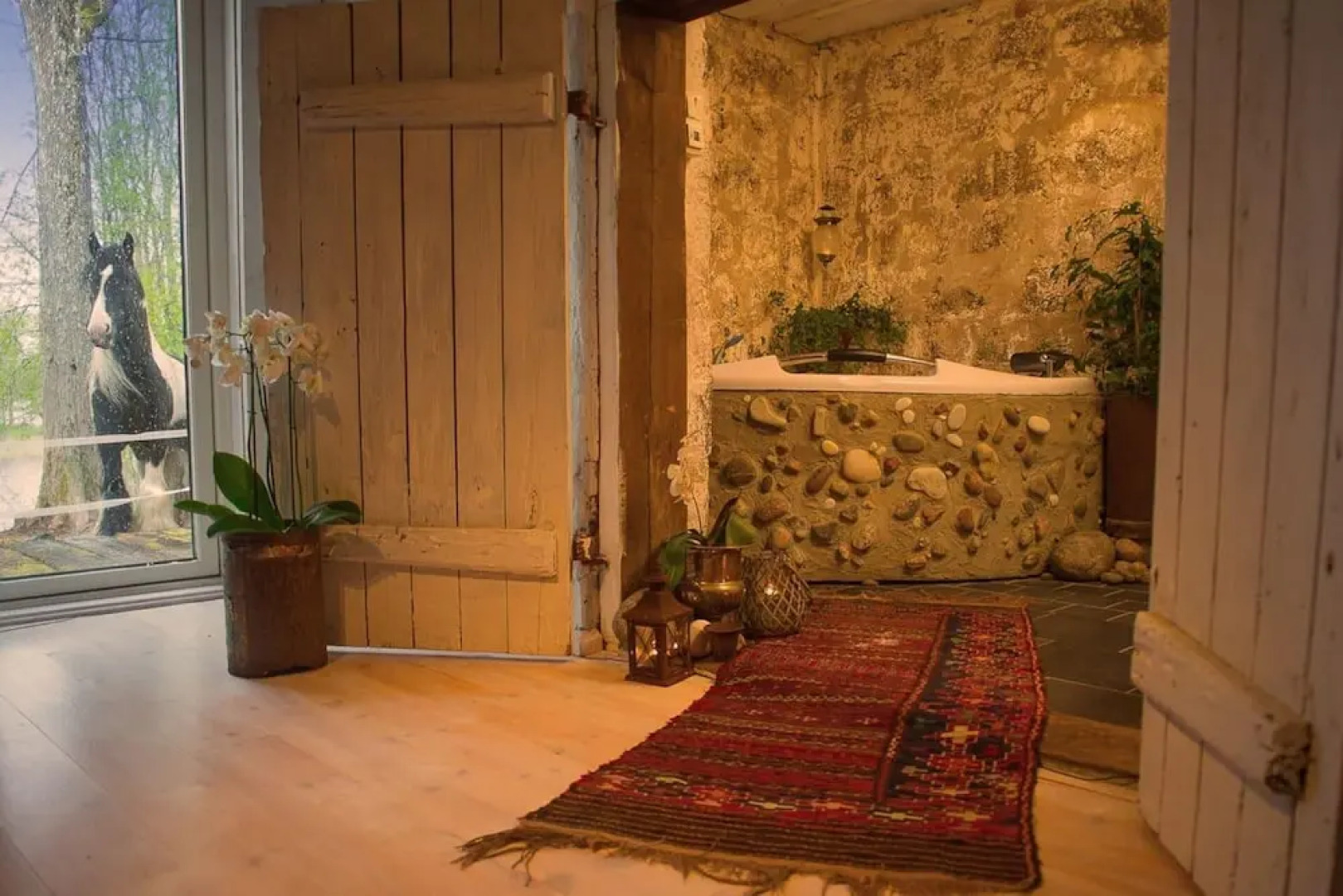 Romantic Spa Villa With Fireplace by the Lake