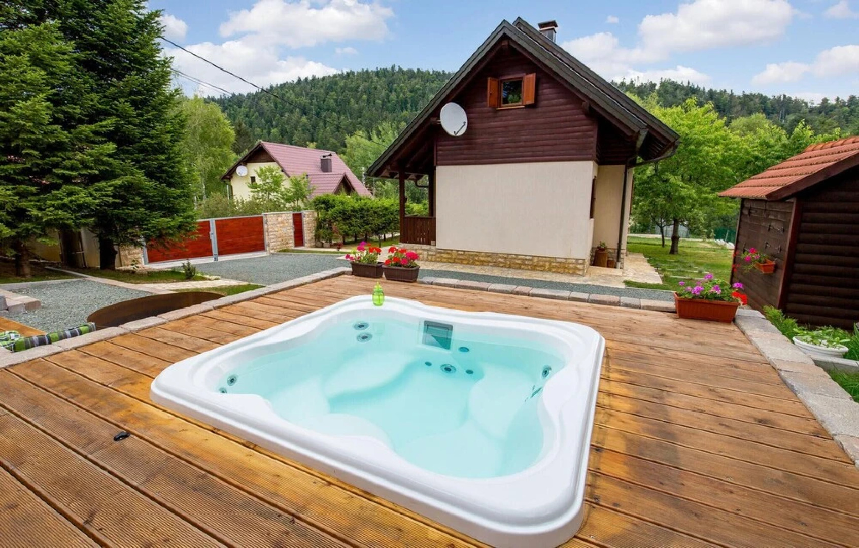 Beautiful Home in Fuzine With Jacuzzi, Wifi and 2 Bedrooms