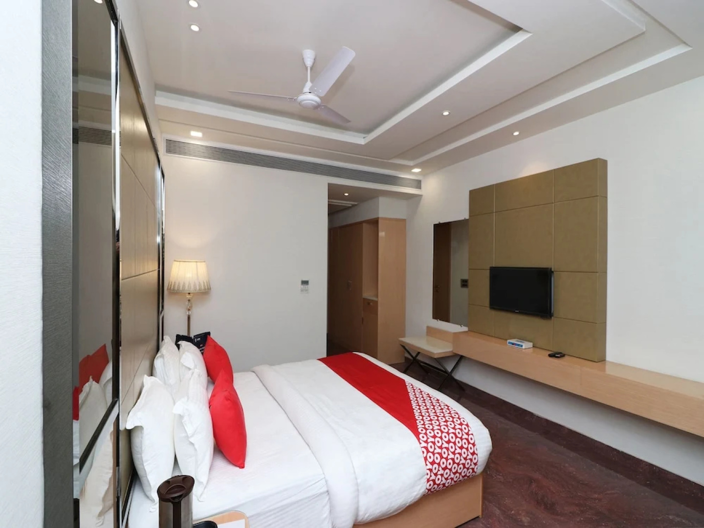 OYO 13616 Hotel Gala Galaxy