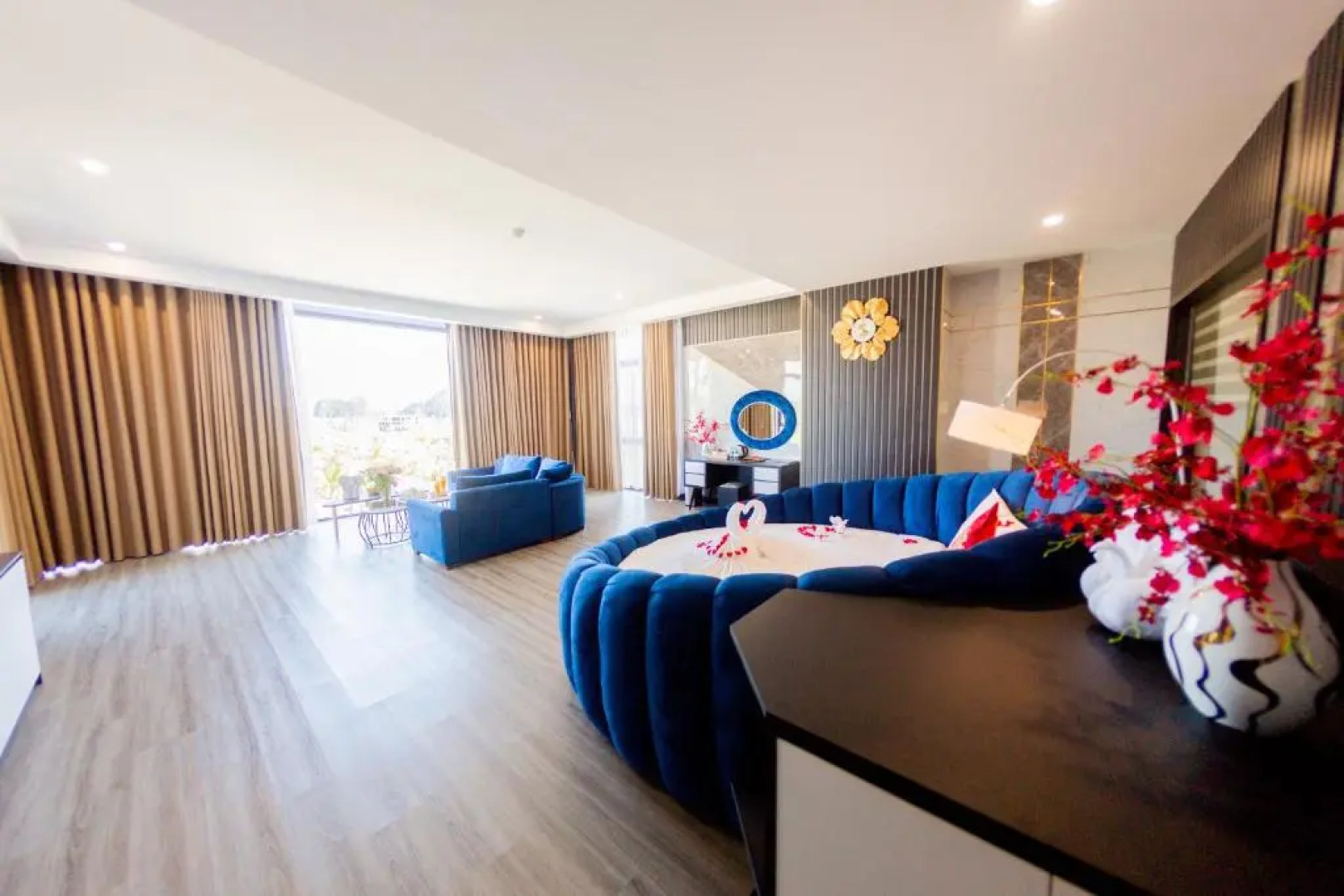 Diamond Hotel Van Đon