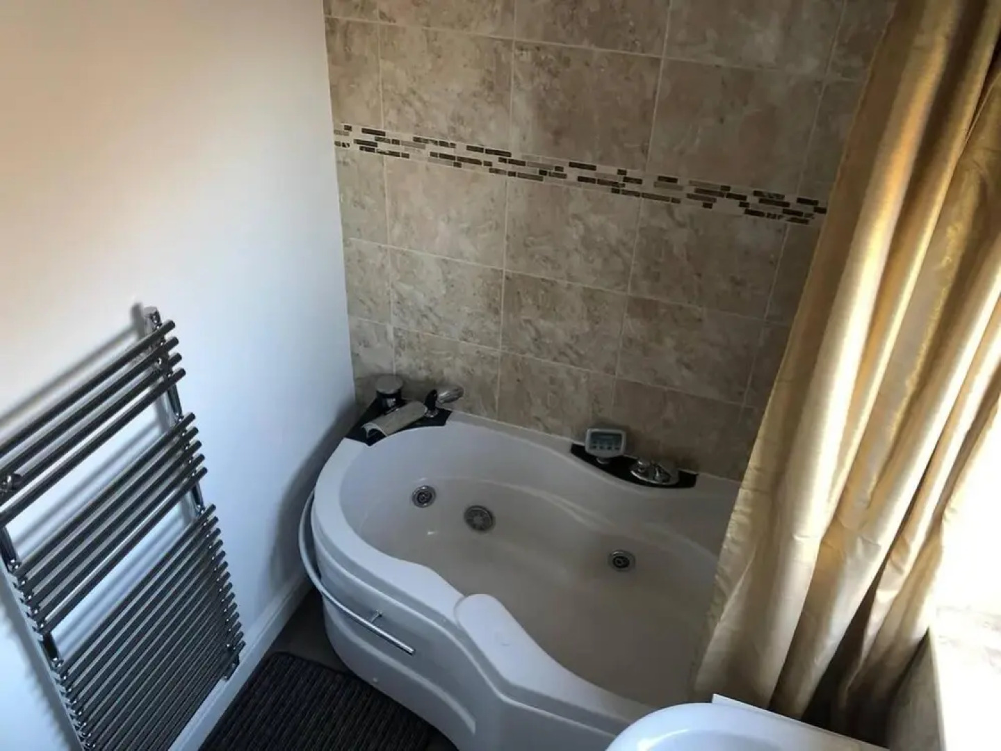 Beautiful House in Rural Village With Hot Tub