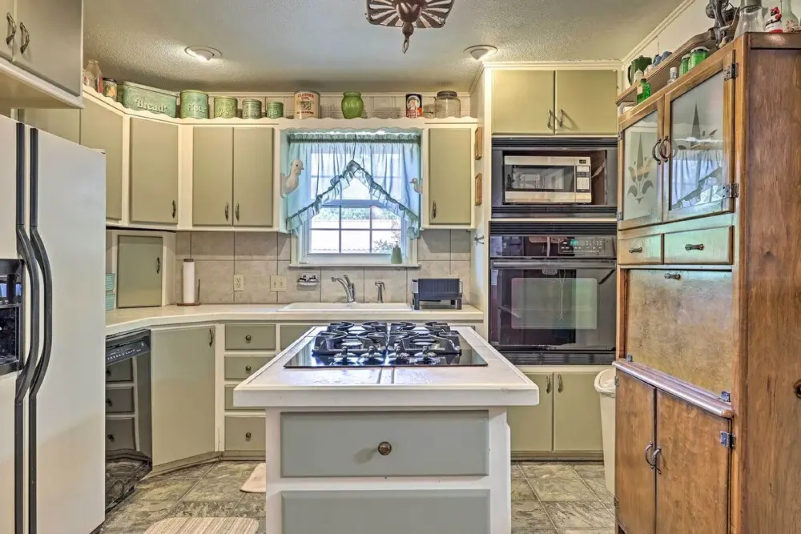 Llano Home With Yard: Walk to Restaurants!