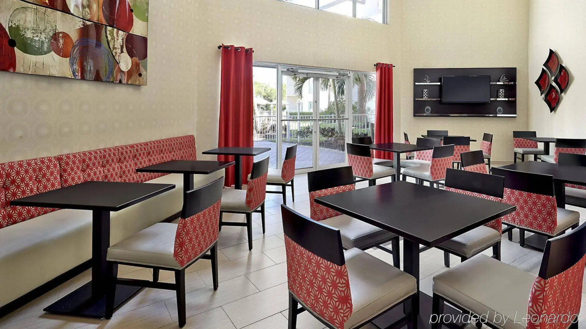 Holiday Inn Express Hotel Naples Downtown - 5th Avenue