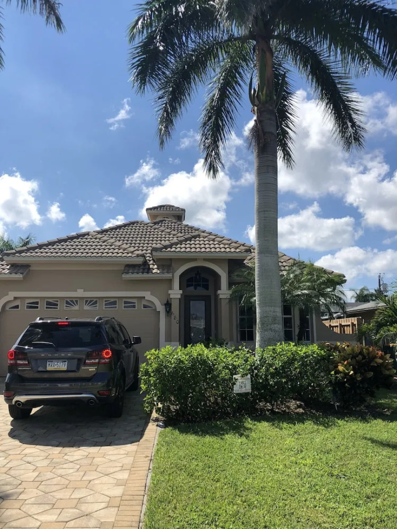 Naples vacation Rental, private pool, close to Vanderbilt Beach and De