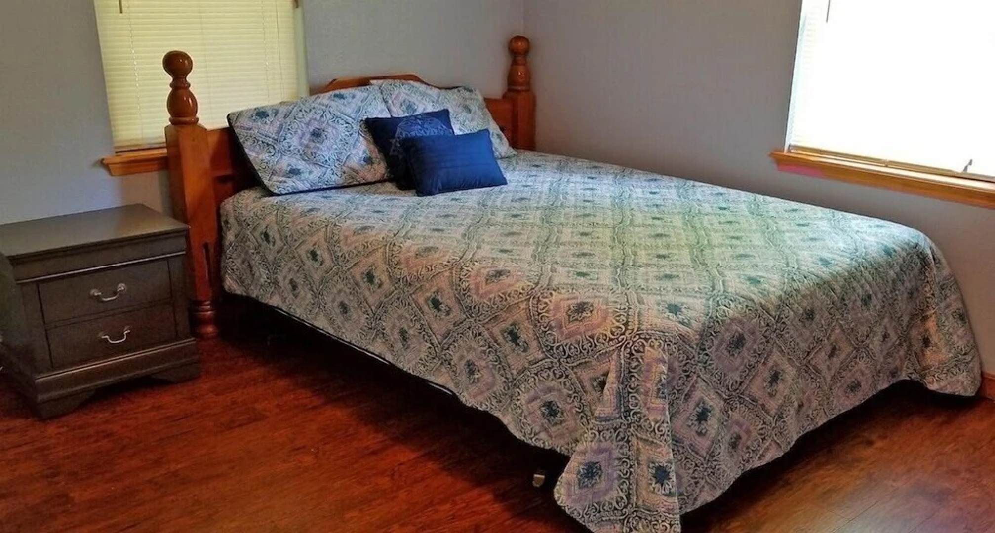 Wild Blue Yonder Cabin With Extra Studio Room, Hot Tub, Fire Pit in the Back Yard by Redawning