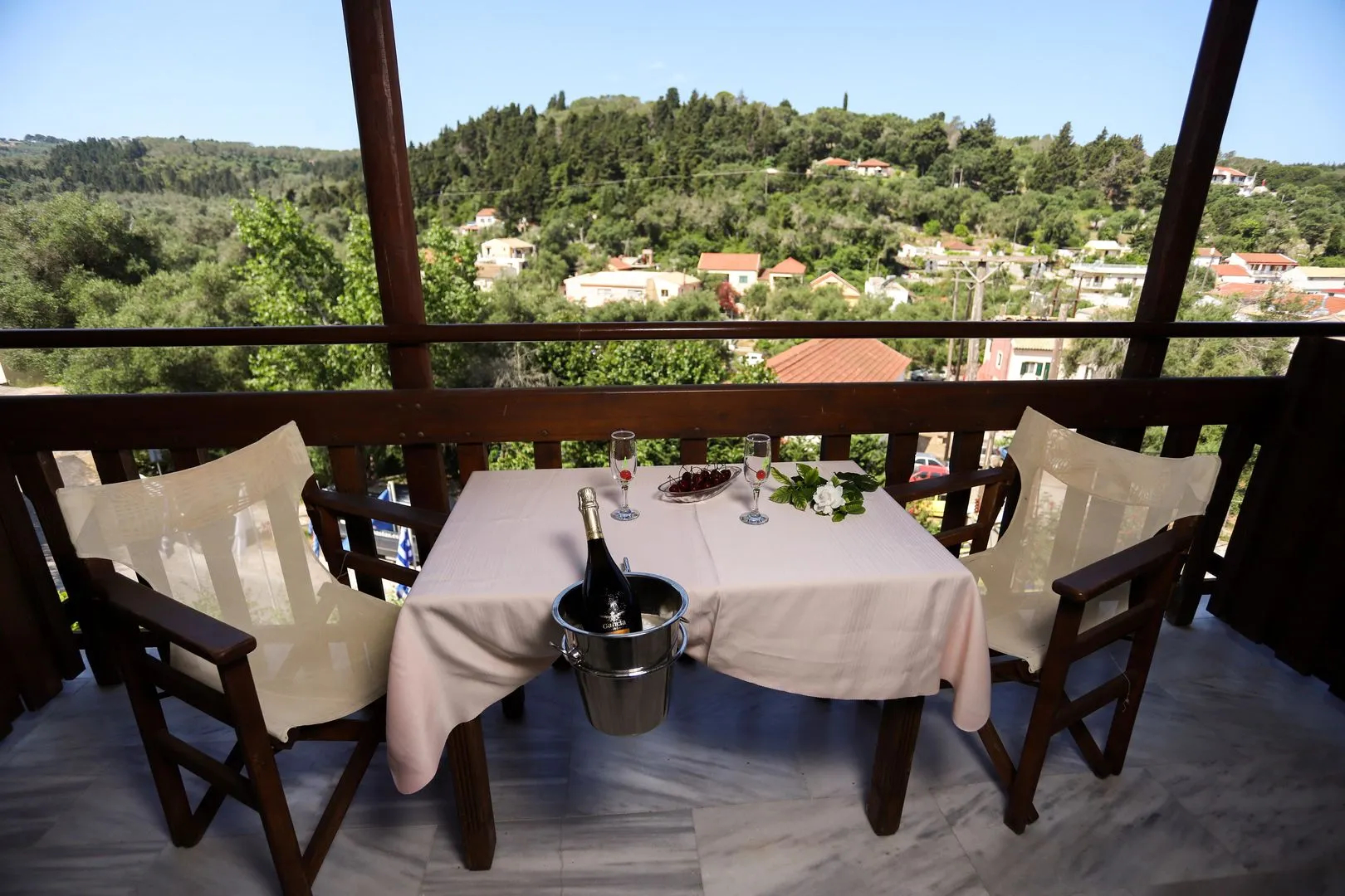 Bastas Hotel & Studios