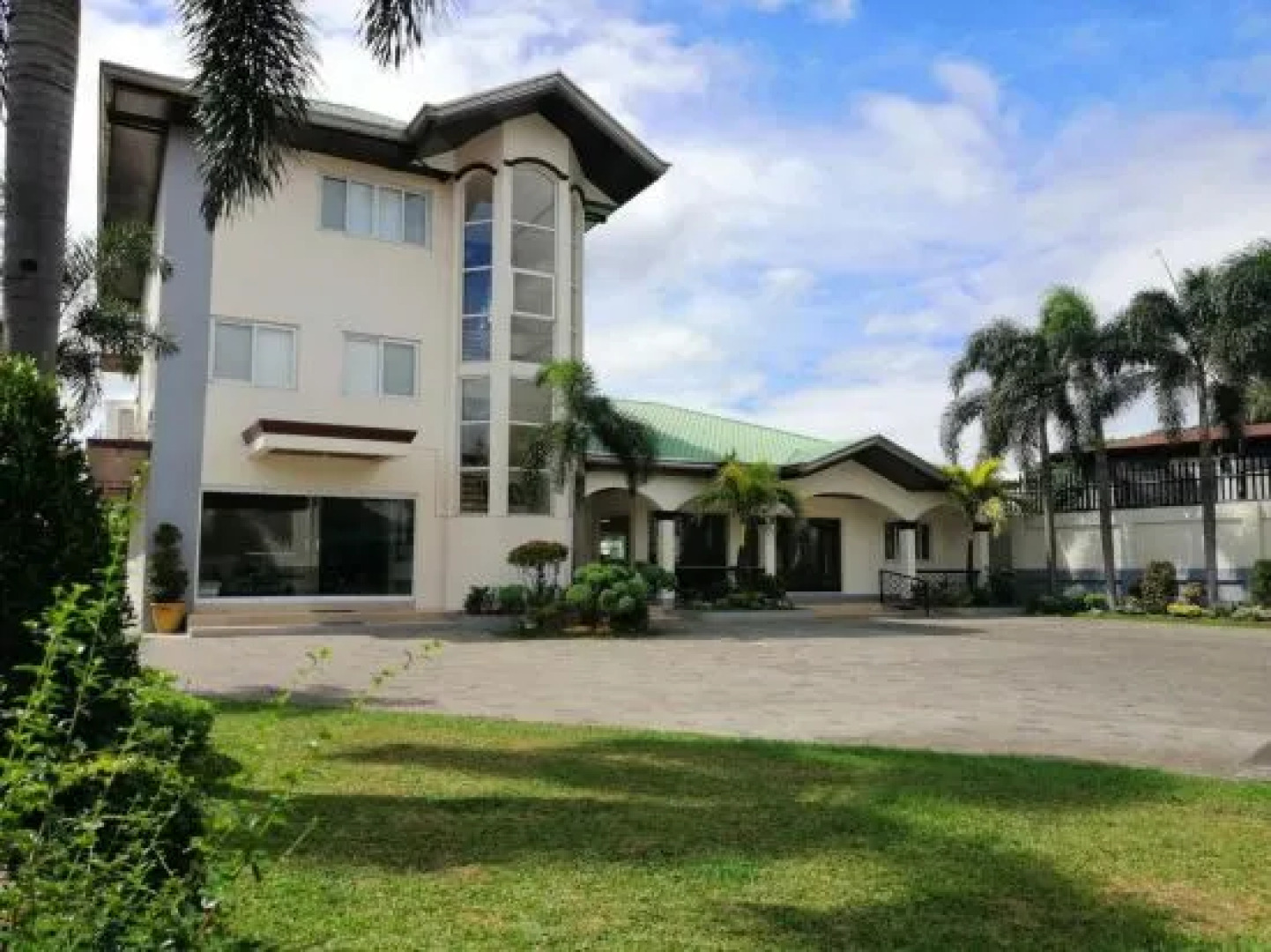 OYO 593 Plumeria Hotel