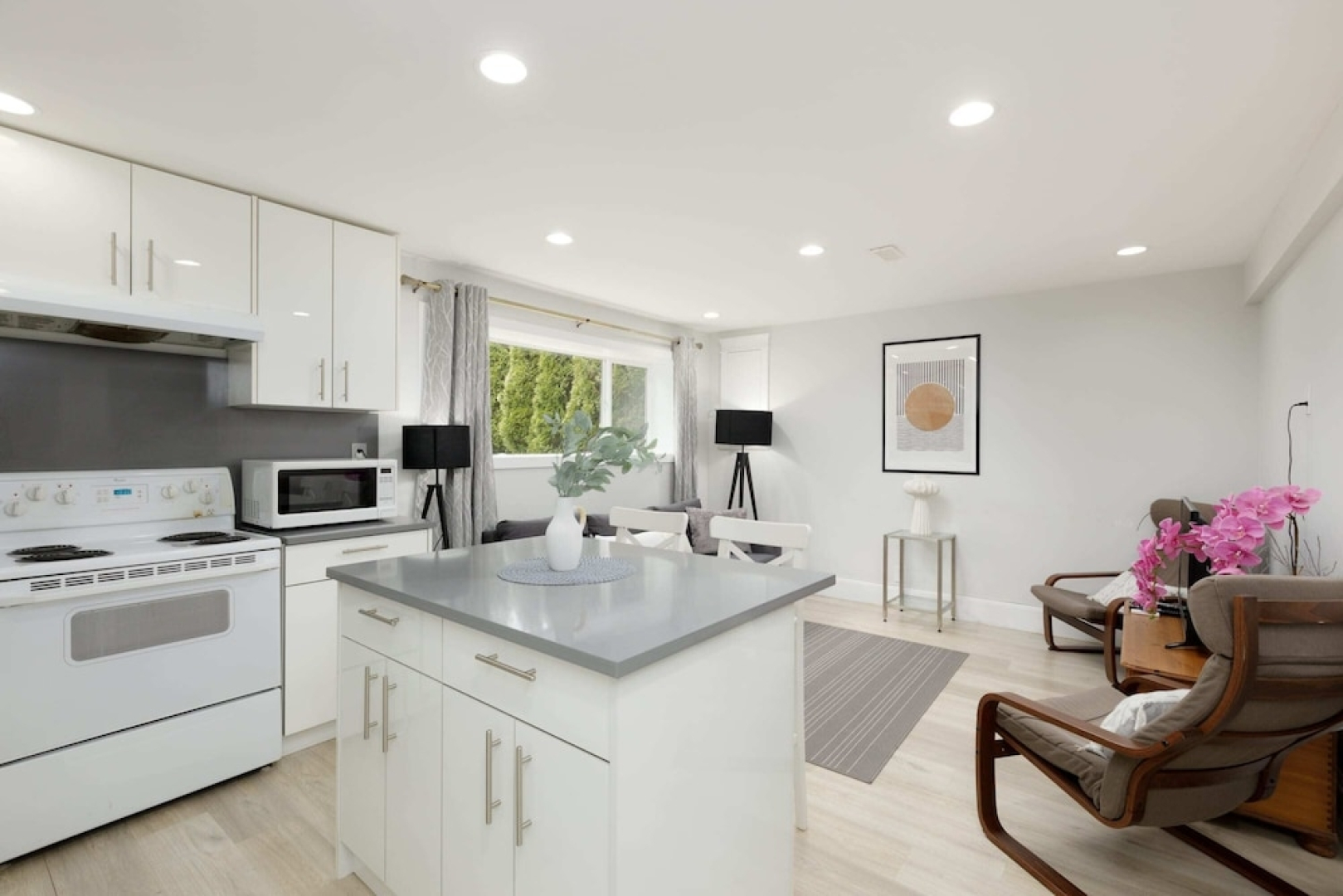 Stylish 1BR Suite in North Vancouver 10 mins ski