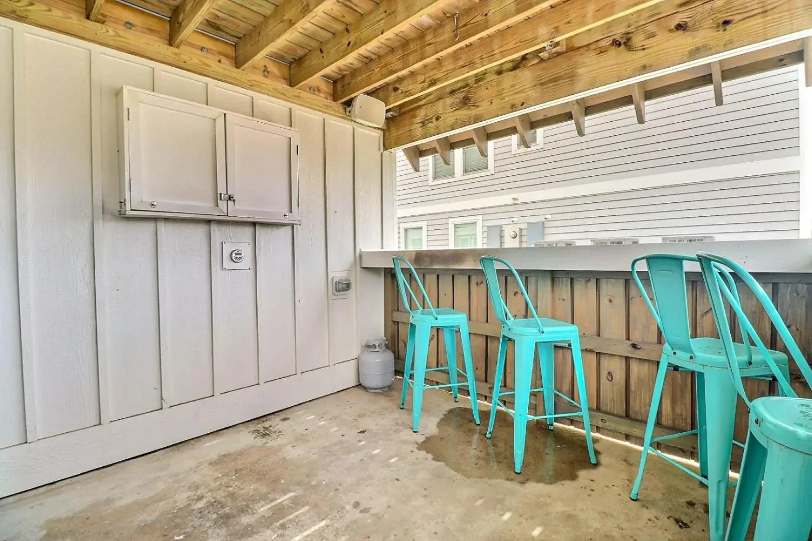 4059 - Bikinis & Martinis