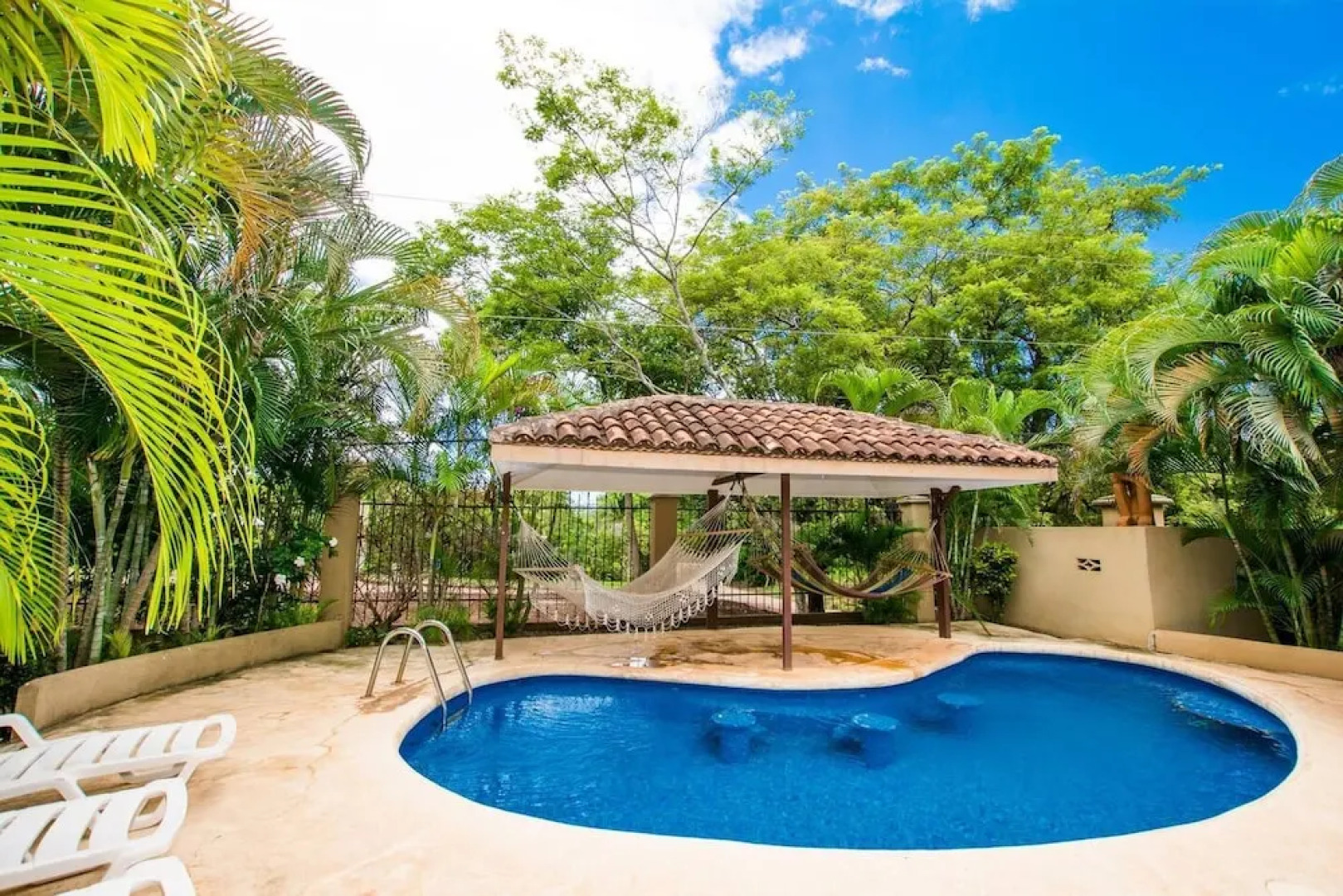 Charming unit that sleeps 4 - with pool - walking distance from Brasilito Beach