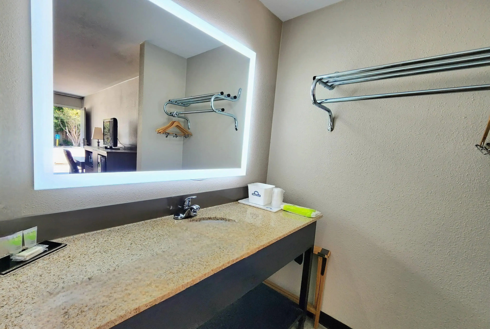 Days Inn by Wyndham Seguin TX
