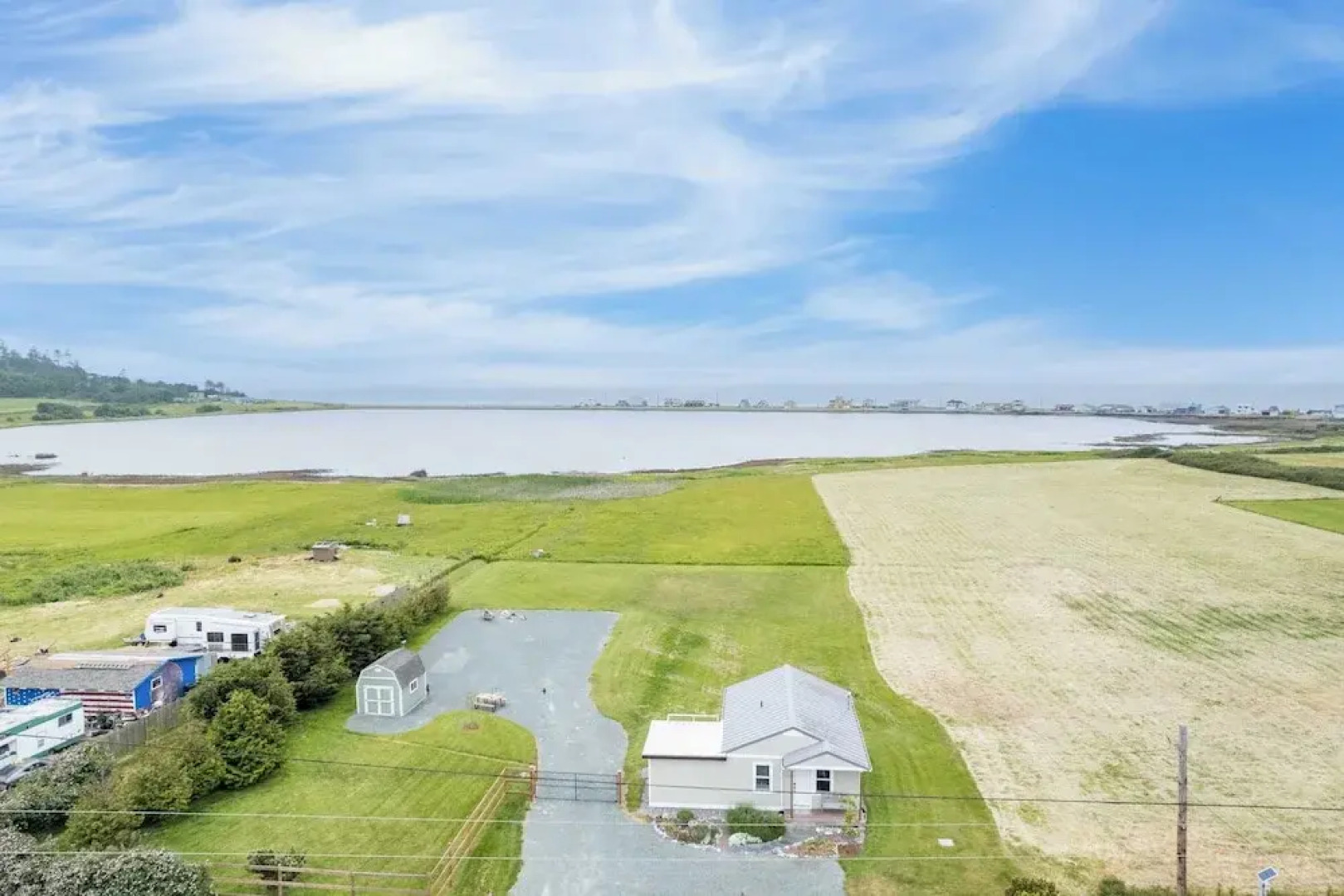 Swan Lake Cottage by Avantstay Views + Firepit