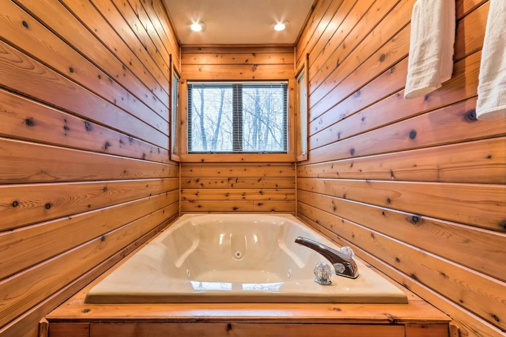 Lake Harmony Home w/ Deck - 3 Mi to Ski Slopes!