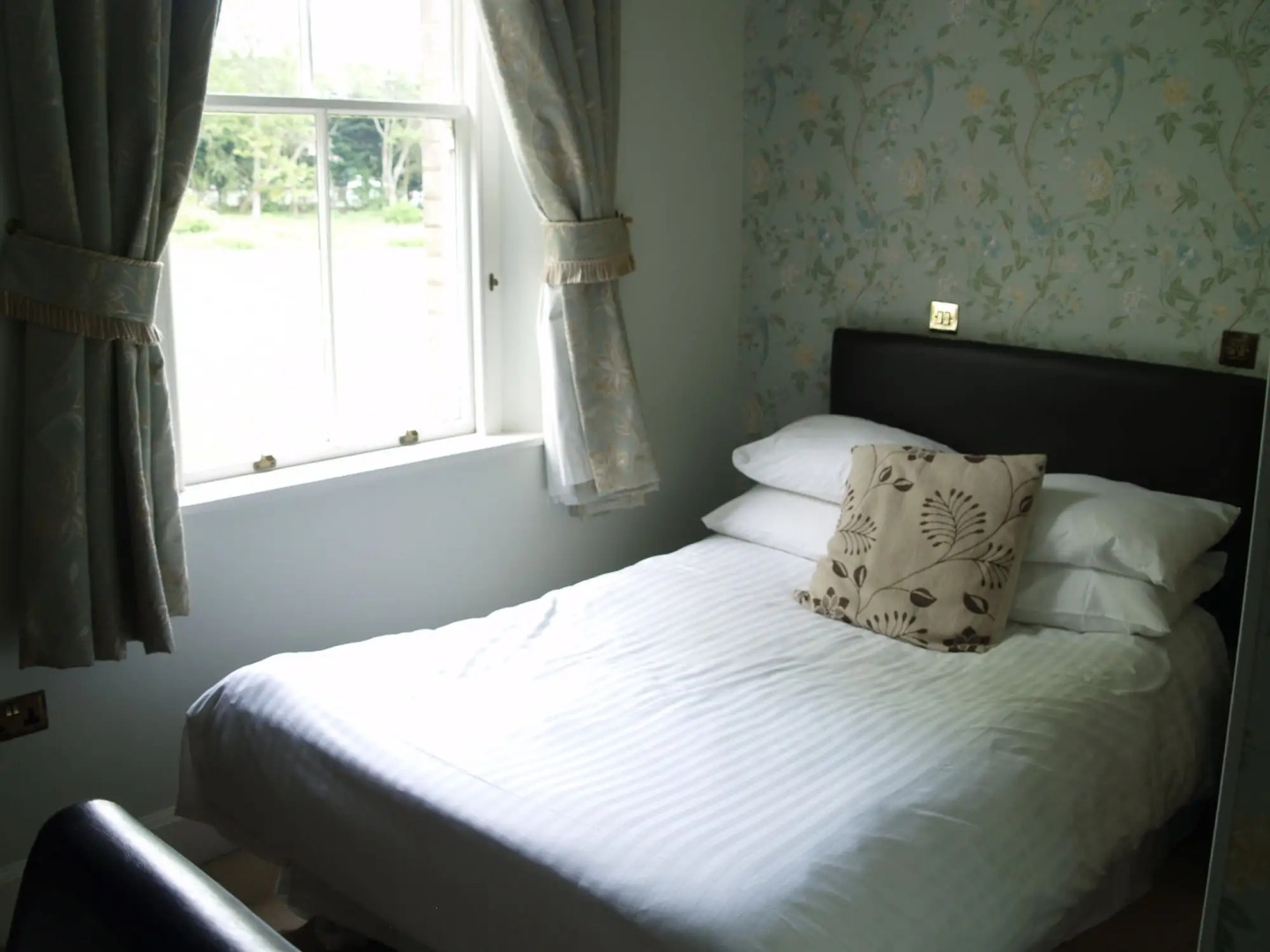 Woodland Manor Hotel