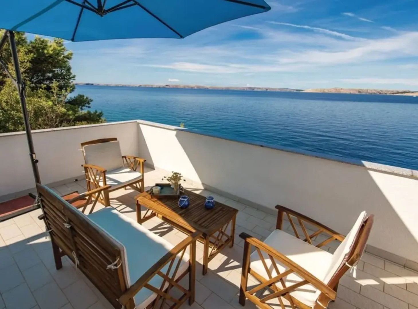 Sunny Beachfront Jablanac Apartments