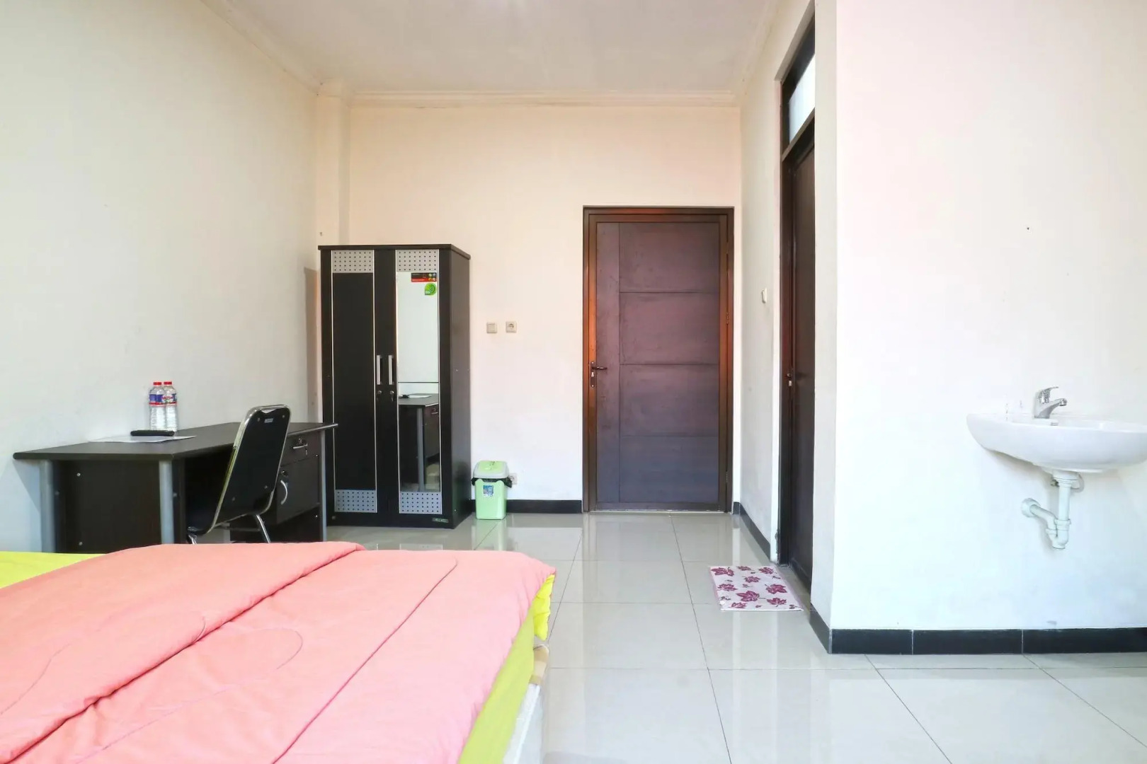 Saloka Guest House by ZUZU