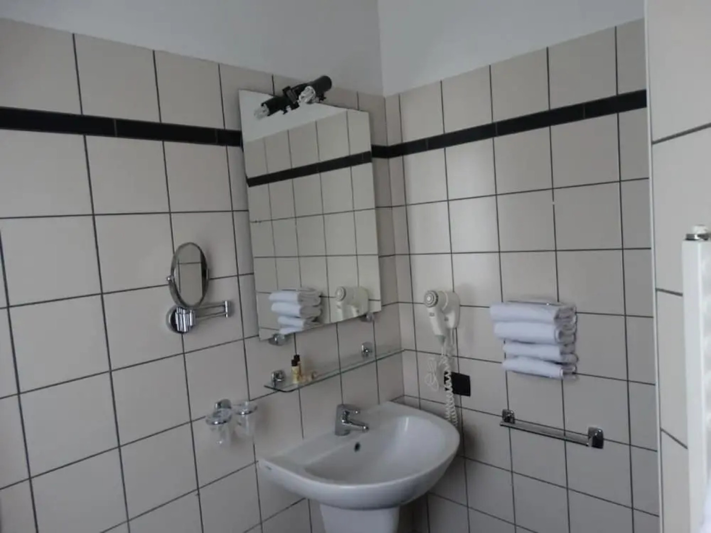 Room in Guest Room - Spacious Double Room in Alba