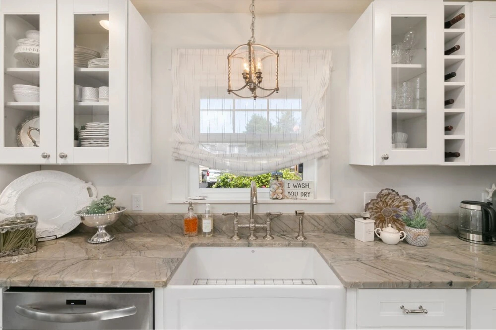 Red Door Cottage by Avantstay Cute Cottage w/ Ocean Views 1 Block From Beach!