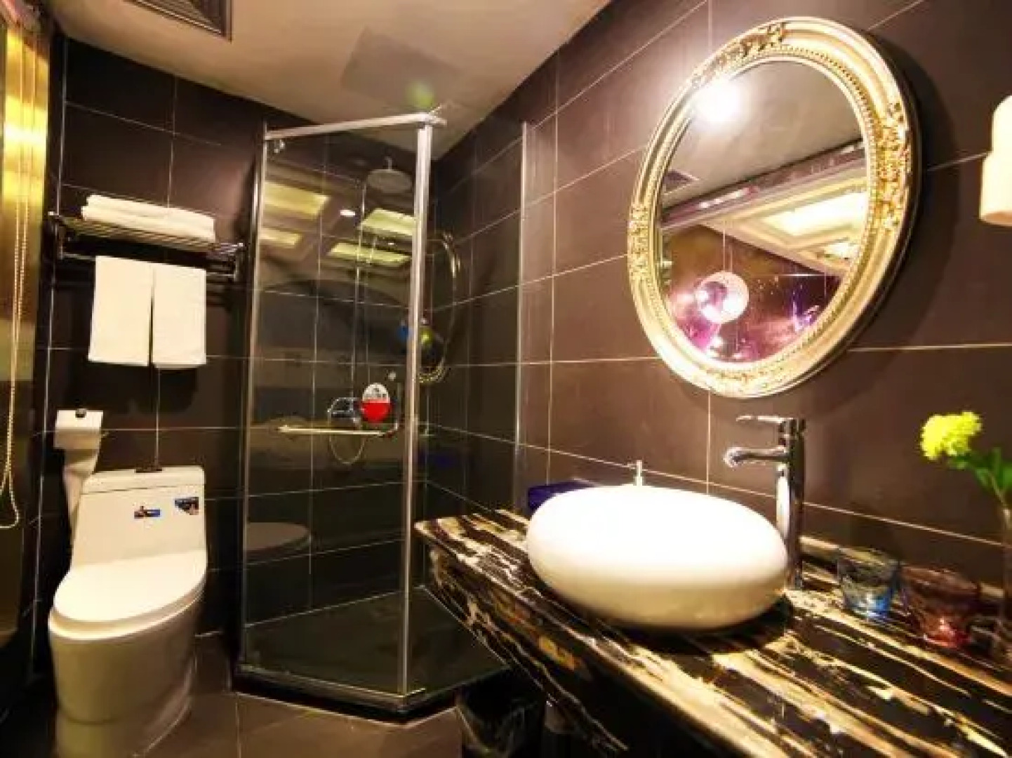 Weike Boutique Theme Hotel (Lianyungang Pedestrian Street Suning Square)