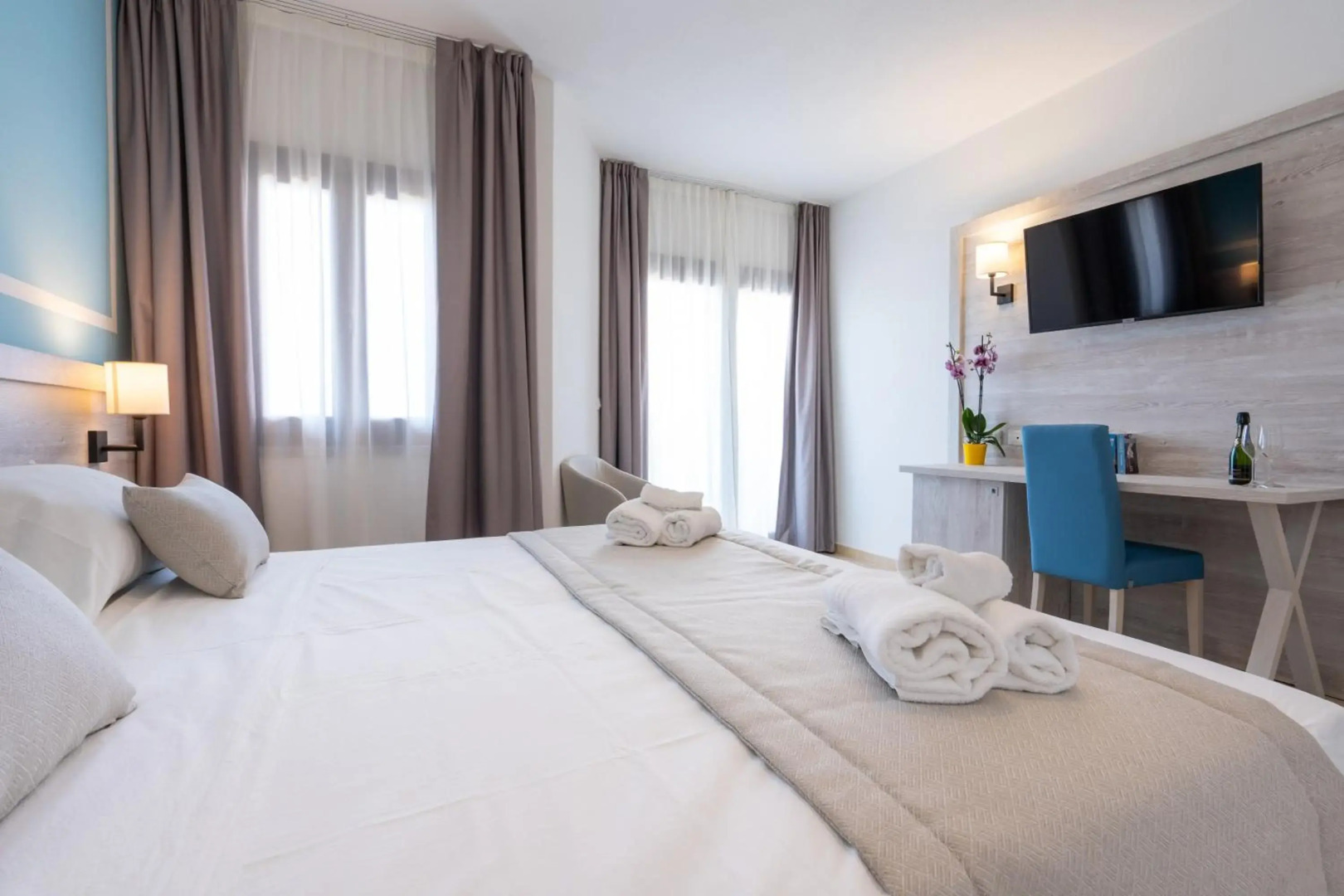 Отель Red Sun Village