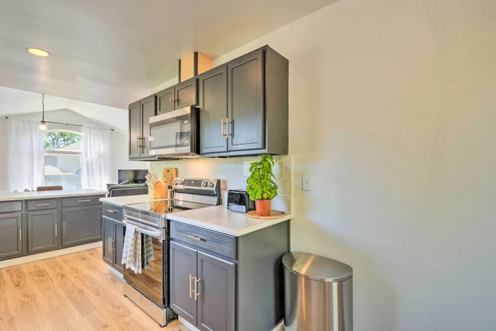 Close to Parks & Brews: Sunny Grants Pass Apt!