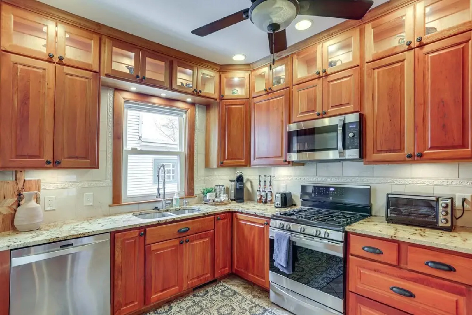 Warm & Cozy Mansfield Home: Deck, Gas Fire Table!