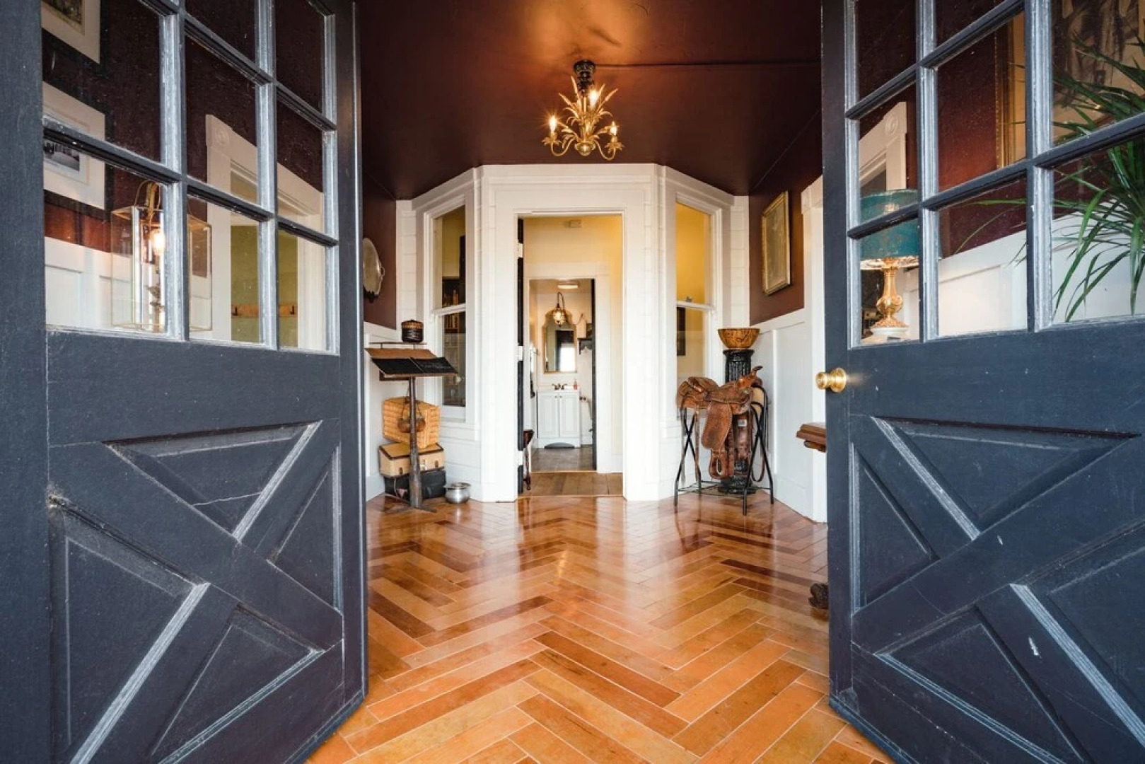 The Gilded Drifter Inn